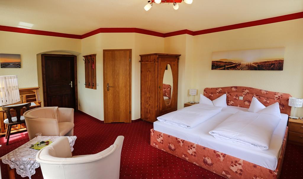 ลันด์โฮเทล เทึอร์มเชิน Hotel Schirgiswalde-Kirschau ภายนอก รูปภาพ